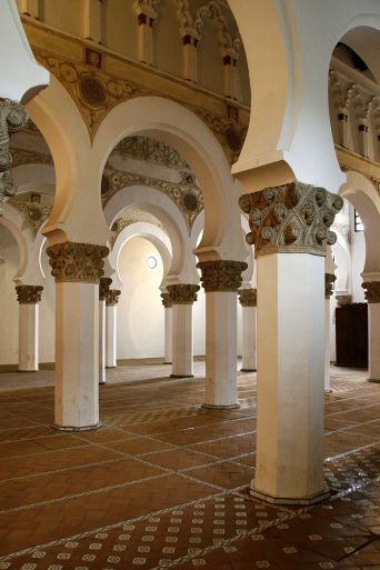 800px-Sinagoga_Santa_María_la_Blanca